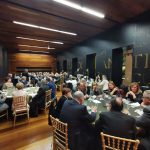 Monseñor Pujol hablando a los participantes en la cena