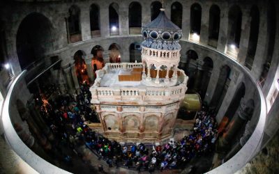 Oración de los Franciscanos en el Santo Sepulcro